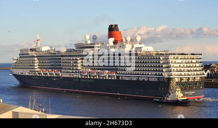 AJAXNETPHOTO. OKTOBER 2021. NORTH SHIELDS, ENGLAND. - HINFAHRT - DIE CUNARD-KREUZFAHRT-LINIENSCHIFF KÖNIGIN ELIZABETH NACH AUSSEN VOM FLUSS TYNE.FOTO:TONY HOLLAND/AJAX REF:DTH210410 9399 Stockfoto