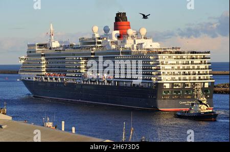 AJAXNETPHOTO. OKTOBER 2021. NORTH SHIELDS, ENGLAND. - HINFAHRT - DIE CUNARD-KREUZFAHRT-LINIENSCHIFF KÖNIGIN ELIZABETH NACH AUSSEN VOM FLUSS TYNE.FOTO:TONY HOLLAND/AJAX REF:DTH210410 9403 Stockfoto