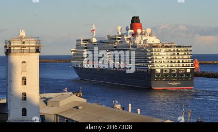 AJAXNETPHOTO. OKTOBER 2021. NORTH SHIELDS, ENGLAND. - HINFAHRT - DIE CUNARD-KREUZFAHRT-LINIENSCHIFF KÖNIGIN ELIZABETH NACH AUSSEN VOM FLUSS TYNE.FOTO:TONY HOLLAND/AJAX REF:DTH210410 9405 Stockfoto