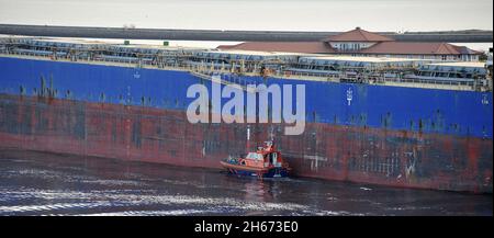 AJAXNETPHOTO. NOVEMBER 2021. NORTH SHIELDS, ENGLAND. - NACH AUSSEN HIN - DAS FLUSSSCHIFF HADRIAN NEBEN DEM LIBERIANISCHEN REGISTRIERTEN MASSENGUTFRACHTER CL SUZHOU MIT EINER BRUTTOTONNE VON 44,109 TONNEN, ALS ES IM BALLAST VOM FLUSS TYNE AUSFÄHRT.FOTO:TONY HOLLAND/AJAX REF:DTH211311 9450 Stockfoto