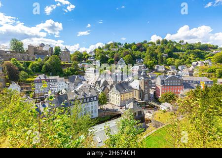 Das Beste des touristischen Dorfes Monschau, gelegen in den Hügeln der Nordeifel, im Naturpark hohes Venn Eifel im engen Tal der Stockfoto