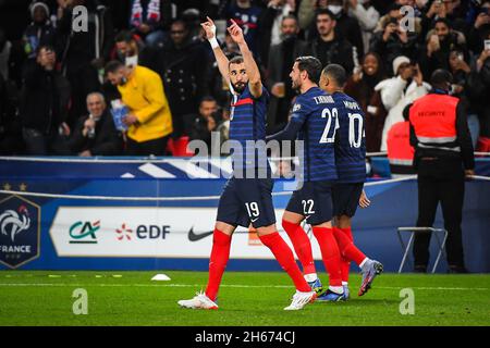 Creteil, Frankreich, Frankreich. November 2021. Karim BENZEMA aus Frankreich feiert sein Ziel mit Theo HERNANDEZ aus Frankreich und Kylian MMAPPE aus Frankreich während des FIFA World Cup Qualification 2022 Gruppe-D-Spiels zwischen Frankreich und Kasachstan im Stadion Parc des Princes am 13. November 2021 in Paris, Frankreich. (Bild: © Matthieu Mirville/ZUMA Press Wire) Stockfoto