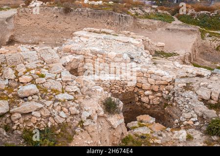 Ausgrabungen der antiken griechischen Stadt Panticaeum. Blick vom Berg Mithridates auf die Krim, Kertsch. Stockfoto