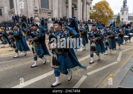 13/11/2021. London, Großbritannien. Die Teilnehmer nehmen an der jährlichen 693. Lord Mayors Show in der City of London Teil. Die Show geht auf das frühe 13. Jahrhundert zurück, als König John der City of London unschnell erlaubte, einen eigenen Bürgermeister zu ernennen. Er bestand darauf, dass jeder neu gewählte Bürgermeister nach Westminster kommen und der Krone Treue schwören sollte, und der Oberbürgermeister von London macht diese Reise seit über 800 Jahren. Foto von Ray Tang. Stockfoto