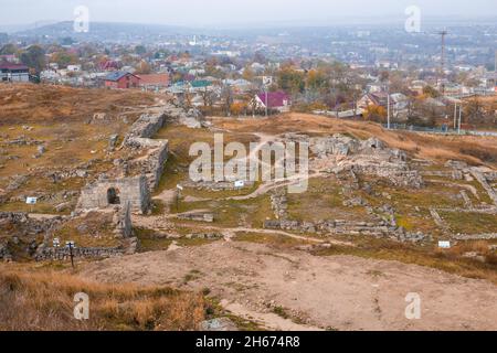 Ausgrabungen der antiken griechischen Stadt Panticaeum. Blick vom Berg Mithridates auf die Krim, Kertsch. Stockfoto