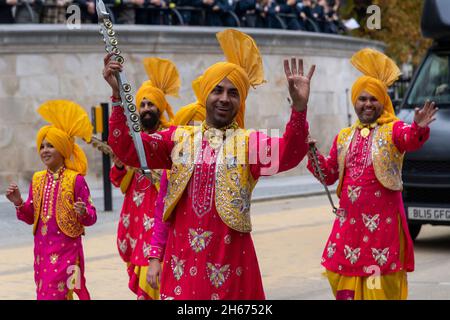 13/11/2021. London, Großbritannien. Die Teilnehmer nehmen an der jährlichen 693. Lord Mayors Show in der City of London Teil. Die Show geht auf das frühe 13. Jahrhundert zurück, als König John der City of London unschnell erlaubte, einen eigenen Bürgermeister zu ernennen. Er bestand darauf, dass jeder neu gewählte Bürgermeister nach Westminster kommen und der Krone Treue schwören sollte, und der Oberbürgermeister von London macht diese Reise seit über 800 Jahren. Foto von Ray Tang. Stockfoto