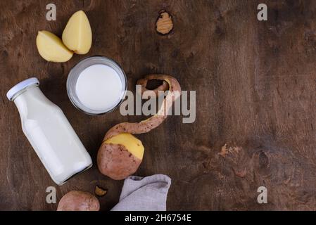 Kartoffelmilch. Veganes Getränk ohne Milchprodukte Stockfoto