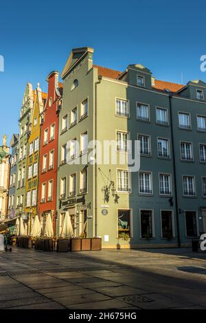 DANZIG, POLEN - 08. Oktober 2021: Die farbenfrohe Architektur der Altstadt von Danzig, Polen Stockfoto