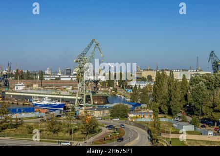 DANZIG, POLEN - 08. Oktober 2021: Die Werftkrane und das Baugebiet in der Altstadt von Danzig, Polen Stockfoto
