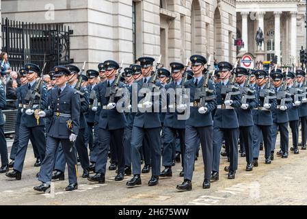 RAF-Regiment, DAS FARBGESCHWADER DER KÖNIGIN, königliche LUFTWAFFE bei der Lord Mayor's Show, Parade, Prozession an Geflügel vorbei, in der Nähe des Herrenhauses Stockfoto