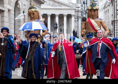 London, Großbritannien. November 2021. Mitglieder der Worshipful Company of Basketmakers sahen während der Parade mit den Riesen Gog und Magog entlang der Bank of England marschieren.die Lord Mayor's Show geht zurück auf das frühe 13. Jahrhundert, als König John der City of London unverschroben erlaubte, einen eigenen Bürgermeister zu ernennen. Jedes Jahr führt der neu gewählte Bürgermeister in einer goldenen Kutsche durch die Stadt, um der Krone Treue zu schwören. In diesem Jahr wurde Alderman Vincent Keaveny zum 693. Oberbürgermeister der City of London gewählt. Die Parade beginnt am Herrenhaus. Kredit: SOPA Images Limited/Alamy Live Nachrichten Stockfoto