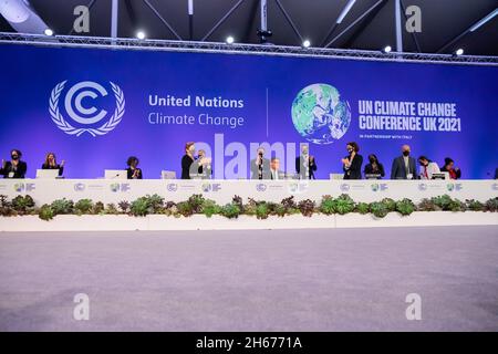 Glasgow, Großbritannien. November 2021. Alok Sharma (M), Präsident der COP26, wird während der Abschlusssitzung der UN-Klimakonferenz COP26 begrüßt. Quelle: Christoph Soeder/dpa/Alamy Live News Stockfoto