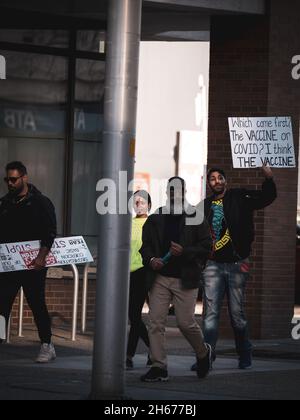 CALGARY, KANADA - 17. Oktober 2021: Eine Gruppe von vier Personen hinterließ einen nahe gelegenen Protest, der sich im Stadtzentrum von Calgary, Alberta, ereignete. Stockfoto