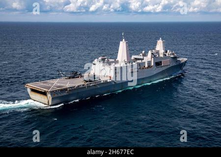 Atlantischer Ozean, Vereinigte Staaten. 22. Oktober 2021. Das amphibische Transportschiff USS Arlington der US Navy der San Antonio-Klasse segelt am 22. Oktober 2021 mit zwei CH-53E Super Hengst Hubschraubern auf Deck im Atlantischen Ozean auf Patrouille. Kredit: MC2 John Bellino/U.S. Navy/Alamy Live News Stockfoto