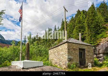 USA, Alaska, Hyder, historische Grenzstation, Obelisk markiert Grenze zu Kanada Stockfoto