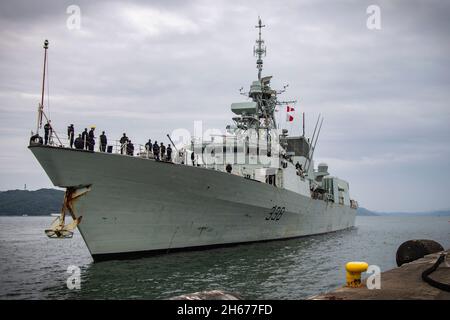 Sasebo, Japan. 06. November 2021. Die Halifax-Klasse der Royal Canadian Navy HMCS Windipeg bereitet sich darauf vor, bei den U.S. Commander Fleet Activities am 6. November 2021 in Sasebo, Japan, Pierside zu moor. Kredit: MC1 Jeremy Graham/U.S. Navy/Alamy Live News Stockfoto