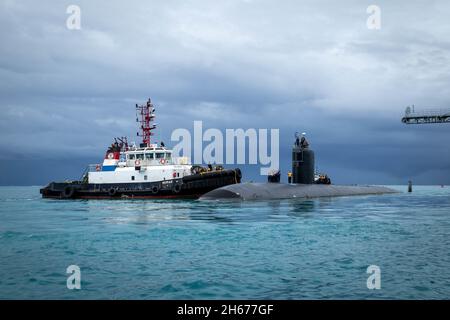 Saipan, Nördliche Marianen. 23. Oktober 2021. Das Schnellangriffs-U-Boot USS Hampton der US Navy der Los Angeles-Klasse verlässt das U-Boot nach der Rücklieferung vom U-Boot-Tender USS Frank Cable am 23. Oktober 2021 in Saipan, Nördliche Marianen. Kredit: MC1 Jonathan Trejo/U.S. Navy/Alamy Live News Stockfoto