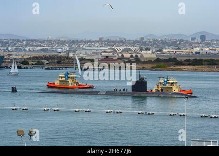 San Diego, Usa. 15. Juni 2021. Das Schnellangriffs-U-Boot USS Hampton der US Navy Los Angeles-Klasse verlässt den Naval Base Port Loma für einen Routineeinsatz mit der 7. Flotte am 15. Juni 2021 in San Diego, Kalifornien. Kredit: MC2 Thomas Gooley/U.S. Navy/Alamy Live News Stockfoto