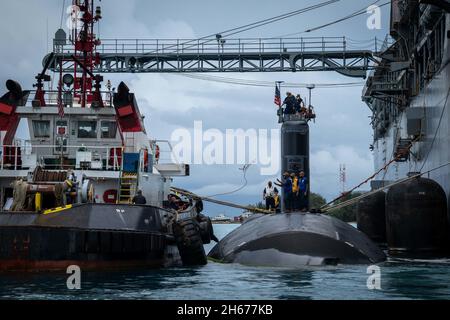 Saipan, Nördliche Marianen. 23. Oktober 2021. Das Schnellangriffs-U-Boot USS Hampton der US Navy der Los Angeles-Klasse verlässt das U-Boot nach der Rücklieferung vom U-Boot-Tender USS Frank Cable am 23. Oktober 2021 in Saipan, Nördliche Marianen. Kredit: MC1 Jonathan Trejo/U.S. Navy/Alamy Live News Stockfoto