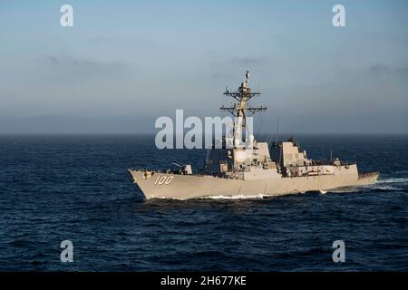 Straße von Taiwan, Republik China. 09. März 2020. Der US Navy Arleigh Burke Klasse Lenkraketen-Zerstörer USS Kidd, unterwegs mit der Essex Amphibious Ready Group 19. April 2021 im Pazifik. Kredit: MCS Sang Kim/U.S. Navy/Alamy Live News Stockfoto