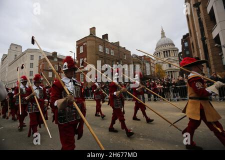 London, England, Großbritannien. November 2021. Die Parade führt an der St. Paul's Cathedral während der Lord Mayor's Show in der City of London vorbei. (Bild: © Tayfun Salci/ZUMA Press Wire) Stockfoto