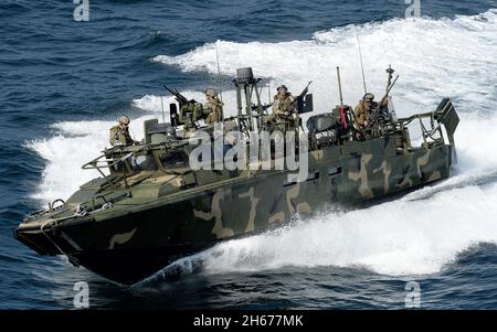 Arabisches Meer, Baharain. 22. Januar 2014. Ein US-Navy Riverine Command Boat, das dem Kommandanten der Task Group 56.7 während der Übung Falcon Defender im Hafen Khalifa bin Salman am 22. Januar 2014 in Bahrain zugewiesen wurde. Kredit: MC1 Shannon Renfroe/U.S. Navy/Alamy Live News Stockfoto