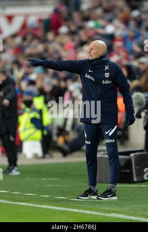 Oslo, Norwegen 13. November 2021 Stale Solbakken aus Norwegen schreit seinen Spielern während der FIFA Fußball-Weltmeisterschaft Europäische Qualifikationsgruppe G Norwegen gegen Lettland im Ullevaal Stadion in Oslo, Norwegen, Anweisungen zu. Quelle: Nigel Waldron/Alamy Live News Stockfoto