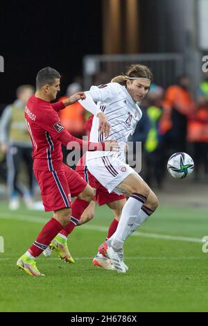 Oslo, Norwegen 13. November 2021 Mohamed Elyounoussi aus Norwegen kämpft mit Roberts Uldrikis aus Lettland während der Fußball-Europameisterschaft der Qualifikationsgruppe G Norwegen gegen Lettland im Ullevaal Stadion in Oslo, Norwegen. Quelle: Nigel Waldron/Alamy Live News Stockfoto