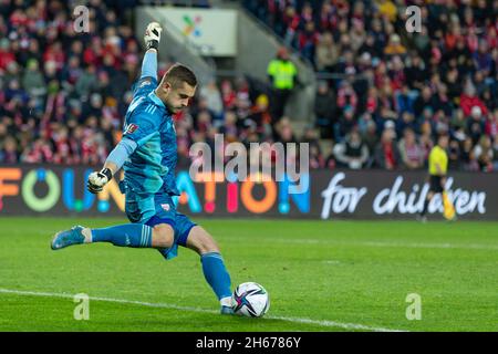 Oslo, Norwegen 13. November 2021 Roberts Ozols aus Lettland in Aktion während der FIFA Fußball-Weltmeisterschaft Europa Qualifikationsgruppe G Norwegen gegen Lettland im Ullevaal Stadion in Oslo, Norwegen. Quelle: Nigel Waldron/Alamy Live News Stockfoto