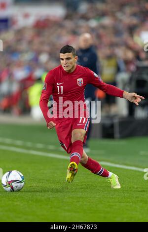 Oslo, Norwegen 13. November 2021 Mohamed Elyounoussi aus Norwegen behält den Ball während der FIFA Fußball-Europameisterschaft G Norwegen gegen Lettland im Ullevaal Stadion in Oslo, Norwegen. Quelle: Nigel Waldron/Alamy Live News Stockfoto