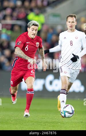 Oslo, Norwegen 13. November 2021 Mathias Normann aus Norwegen kontrolliert den Ball während der FIFA Fußball-Weltmeisterschaft Europa Qualifikationsgruppe G Norwegen gegen Lettland im Ullevaal Stadion in Oslo, Norwegen. Quelle: Nigel Waldron/Alamy Live News Stockfoto