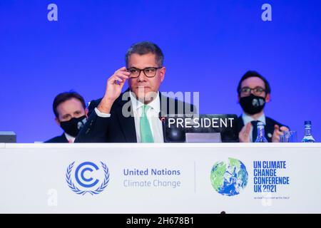 Glasgow, Großbritannien. November 2021. Alok Sharma (M), Präsident der COP26, nimmt sich während der Abschlussplenarsitzung der UN-Klimakonferenz COP26 seine Brille. Quelle: Christoph Soeder/dpa/Alamy Live News Stockfoto