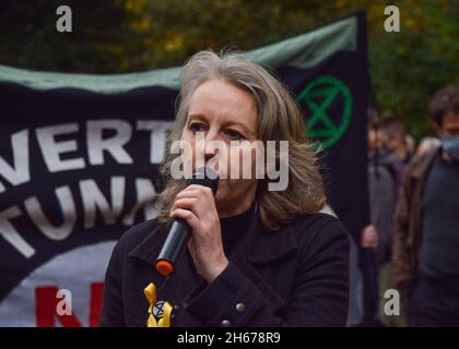 London, Großbritannien. November 2021. Extinction Rebellion Mitbegründer Gail Bradbrook spricht in Lincoln's Inn Fields. Die Demonstranten der Extinction Rebellion marschierten durch die City of London und störten die Lord Mayor's Show aus Protest gegen das „Scheitern“ der COP26. Stockfoto