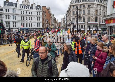 London, Großbritannien. November 2021. Die Demonstranten der Extinction Rebellion marschierten durch die City of London und störten die Lord Mayor's Show aus Protest gegen das „Scheitern“ der COP26. Stockfoto