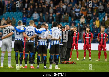 Sheffield, Großbritannien. November 2021. The Last Post wird vor dem Spiel in Hillsborough in Sheffield, Großbritannien am 11/13/2021 gespielt. (Foto von Simon Whitehead/News Images/Sipa USA) Quelle: SIPA USA/Alamy Live News Stockfoto