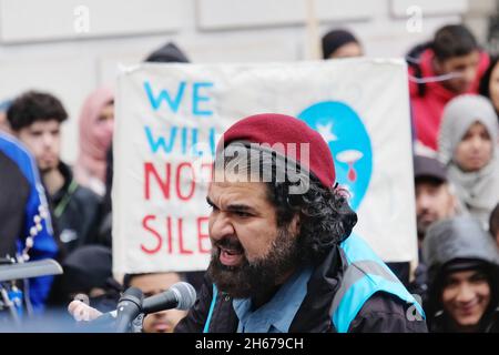 London, Großbritannien. 13th. November 2021. Hunderte von Aktivisten aus über 50 britischen muslimischen Organisationen nahmen an einer Kundgebung vor der chinesischen Botschaft Teil, die für das Ende der uigurischen Internierung in Umerziehungslagern in der Region Xinjiang in China aufrief. Kredit: Elfte Stunde Fotografie/Alamy Live Nachrichten Stockfoto