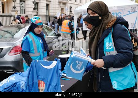 London, Großbritannien. 13th. November 2021. Hunderte von Aktivisten aus über 50 britischen muslimischen Organisationen nahmen an einer Kundgebung vor der chinesischen Botschaft Teil, die für das Ende der uigurischen Internierung in Umerziehungslagern in der Region Xinjiang in China aufrief. Kredit: Elfte Stunde Fotografie/Alamy Live Nachrichten Stockfoto