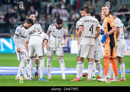 Warschau, Polen. Oktober 2021. Team von Legia Warszawa gesehen während der polnischen PKO Ekstraklasa League Spiel zwischen Legia Warszawa und Pogon Szczecin im Marschall Jozef Pilsudski Legia Warschau Municipal Stadium.Final Score; Legia Warszawa 0:2 Pogon Szczecin. Kredit: SOPA Images Limited/Alamy Live Nachrichten Stockfoto