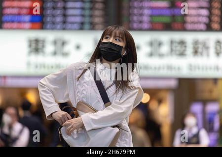 Tokio, Japan. Oktober 2021. Eine Frau mit Gesichtsmaske geht durch den Bahnhof von Tokio. Kredit: SOPA Images Limited/Alamy Live Nachrichten Stockfoto