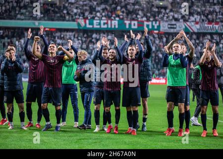 Warschau, Polen. Oktober 2021. Das Team von Pogon Szczecin feiert das Spiel der polnischen PKO Ekstraklasa League zwischen Legia Warszawa und Pogon Szczecin im Marschall Jozef Pilsudski Legia Warsaw Municipal Stadium.Endergebnis: Legia Warszawa 0:2 Pogon Szczecin. Kredit: SOPA Images Limited/Alamy Live Nachrichten Stockfoto