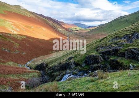 Blick nach Nordosten entlang des Newlands Passes von Moss Force im Lake District Stockfoto