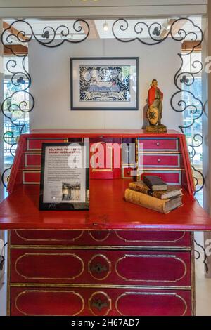 Dänischer alter Schreibtisch, ausgestellt im Elverhøj Museum in Solvang, Kalifornien. Stockfoto