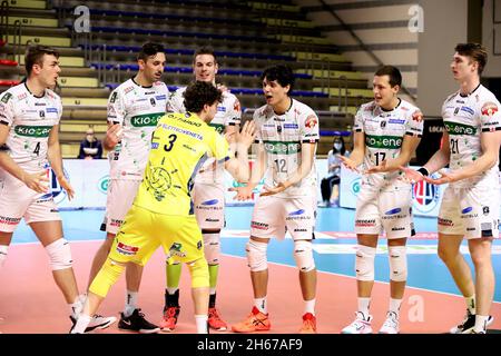 Taranto, Italien. November 2021. Koene Padova startet Spiel während Prisma Taranto gegen Kione Padova, Volleyball Italienische Serie A Männer Superliga Meisterschaft in Taranto, Italien, November 13 2021 Quelle: Independent Photo Agency/Alamy Live News Stockfoto