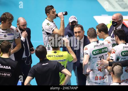 Taranto, Italien. November 2021. Kioene Padova Auszeit während Prisma Taranto gegen Kione Padova, Volleyball Italienische Serie A Männer Superliga Meisterschaft in Taranto, Italien, November 13 2021 Quelle: Independent Photo Agency/Alamy Live News Stockfoto