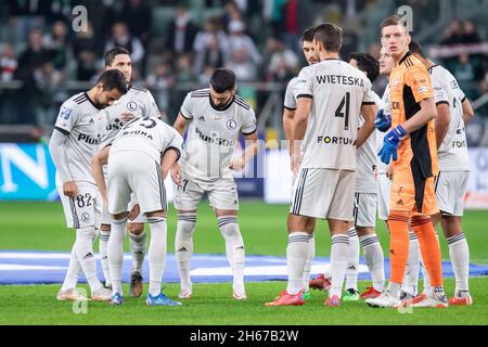 Warschau, Polen. Oktober 2021. Team von Legia Warszawa gesehen während der polnischen PKO Ekstraklasa League Spiel zwischen Legia Warszawa und Pogon Szczecin im Marschall Jozef Pilsudski Legia Warschau Municipal Stadium.Final Score; Legia Warszawa 0:2 Pogon Szczecin. (Foto von Mikolaj Barbanell/SOPA Images/Sipa USA) Quelle: SIPA USA/Alamy Live News Stockfoto