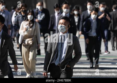 Tokio, Japan. Oktober 2021. Fußgänger mit Gesichtsmasken überqueren während der Mittagspause in der Nähe des Bahnhofs Tokio die Straße. (Bild: © Stanislav Kogiku/SOPA Images via ZUMA Press Wire) Stockfoto