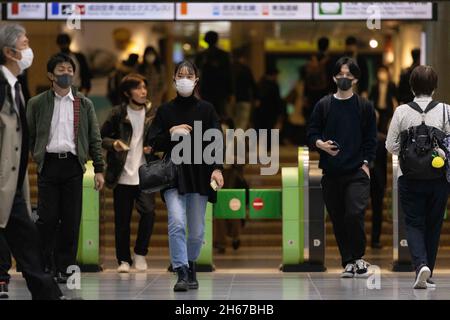 Tokio, Japan. Oktober 2021. Passagiere mit Gesichtsmasken gehen durch eine Eingangshalle am Bahnhof Tokio. (Bild: © Stanislav Kogiku/SOPA Images via ZUMA Press Wire) Stockfoto