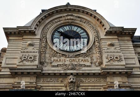 Detail einer Uhr an der Außenseite des Musée d'Orsay in Paris, einem Kunstmuseum im historischen ehemaligen Bahnhof Gare d'Orsay. Stockfoto