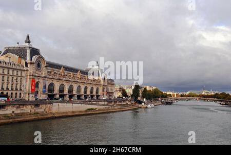 Das Wahrzeichen Musée d'Orsay, ein Kunstmuseum im ehemaligen Bahnhof Gare d'Orsay, befindet sich am linken seine-Ufer in Paris. Stockfoto
