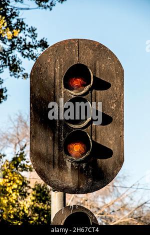 Ampel zeigt rotes Signal am Bahnhof. Rotes Licht Stockfoto